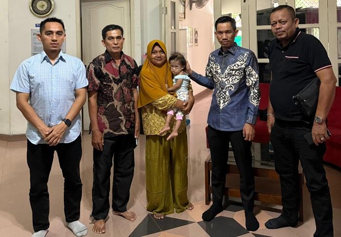 Bupati Aceh Barat Jenguk Bayi Penderita Bocor Jantung Asal Woyla Barat yang Dirawat di Jakarta