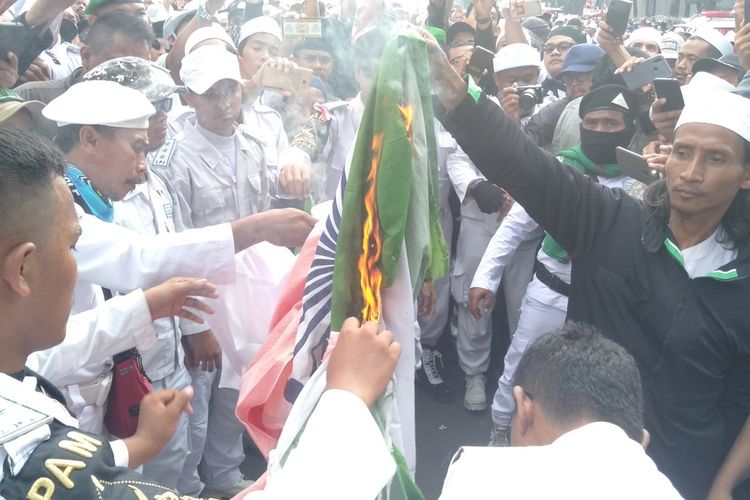 Massa Bakar Bendera India Protes Kekerasan, Duta Besar India Keberatan dan Tolak Temui Demonstran