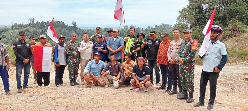 Forkopimcam Seunagan Timur Nagan Raya Kibarkan Bendera Merah Putih di Puncak Gunung Kila