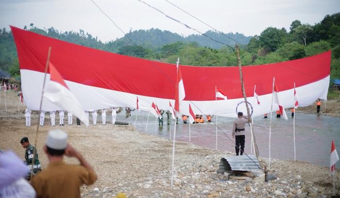 Bendera Merah Putih Raksasa Dikibarkan di Objek Wisata Pedalaman Aceh Utara