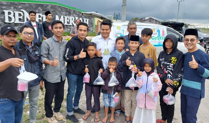 HIPMI Bener Meriah Bagi Takjil Gratis dengan Menu Khas Gayo kepada Pengguna Jalan Raya