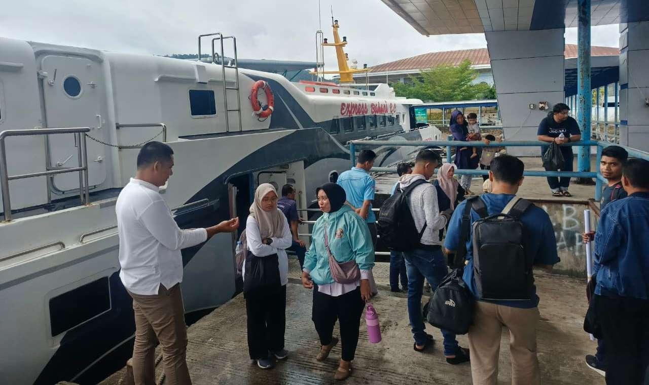 bersiap-menaiki-kapal-cepat-Express-Bahari.jpg