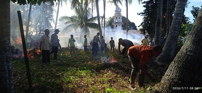 Personel Polsek Indrajaya dan Masyarakat Gotong Royong di Gampong Lam Ujung Lhok Kaju - Serambinews.com