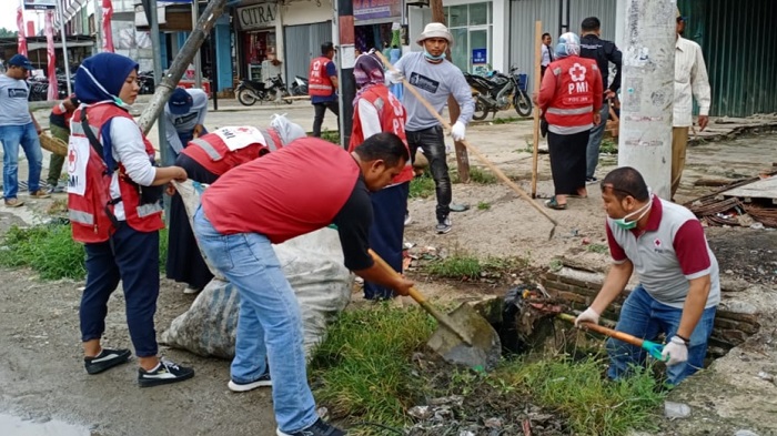 Ratusan Warga Ulee Glee dan Komunitas Pijay Gleeh Bersihkan Pasar Bandar Dua