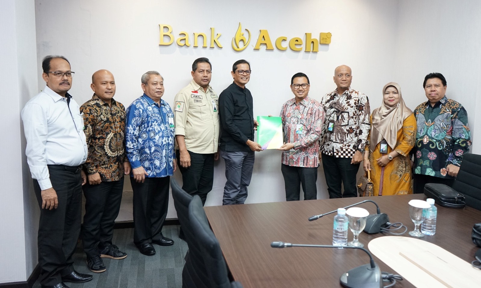 bpjs-ketenagakerjaan-dan-bank-aceh-melakukan-foto-bersama.jpg