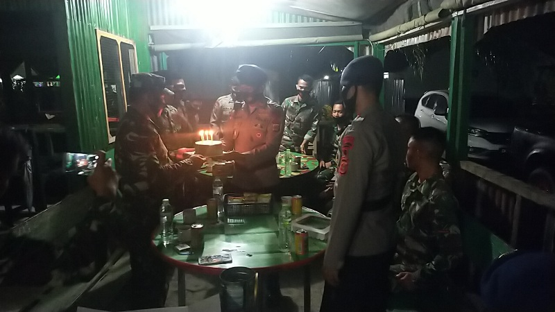 Brimob Nagan Raya Datangi Kompi B Krueng Isep Dini Hari, Ternyata Surprise Beri Kue HUT Ke-75 TNI