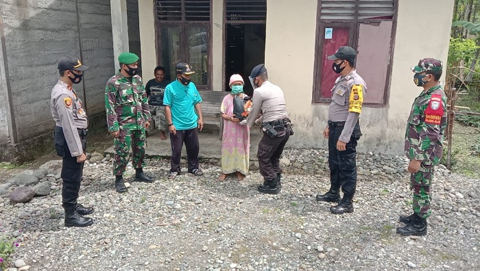 Brimob Polda Aceh Bantu Warga Terdampak Covid-19 di Beutong