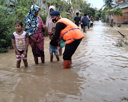 Ketinggian Capai 1 Meter, Brimob Polda Aceh Turun Evakuasi Warga Korban Banjir di Geudong Aceh Utara