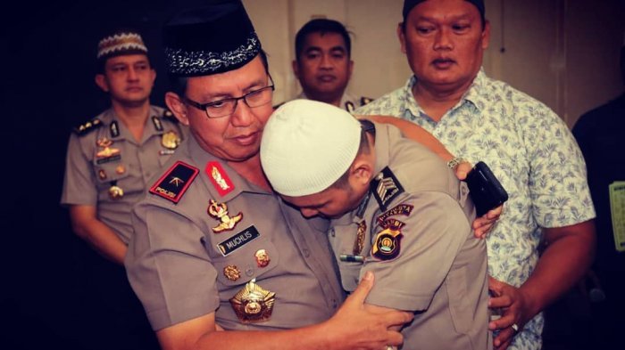 Diduga Terpengaruh Ideologi Teroris, Oknum Polisi Jambi Menyesal dan Menangis Lalu Peluk Kapolda