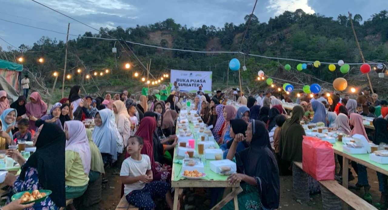 Sempat tidak Makan, Penyintas Banjir di Lubuksidup Menangis Haru Diajak Buka Puasa Bersama Relawan
