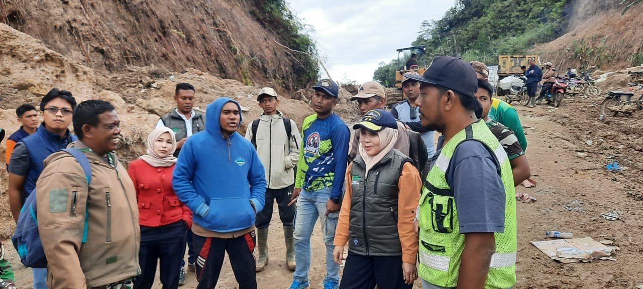 Bunda Salma di Jalur KKA, Bener Meriah, Sabtu (20/12/2025).