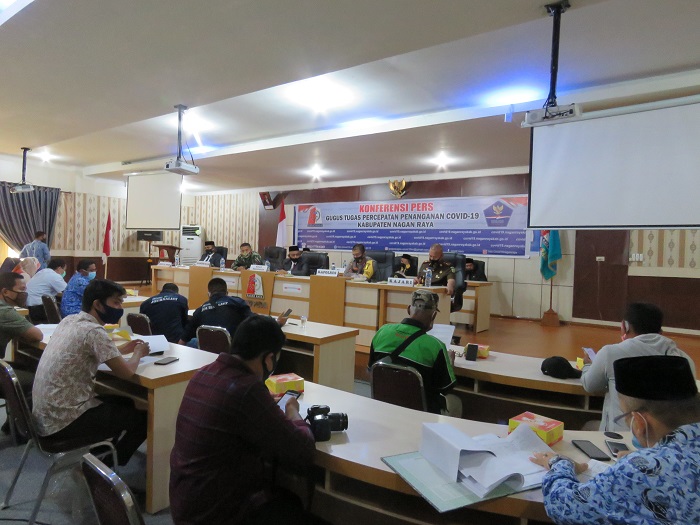 bupati-nagan-raya-bersama-forkopimda-konferensi-pers-di-aula-bappeda.jpg