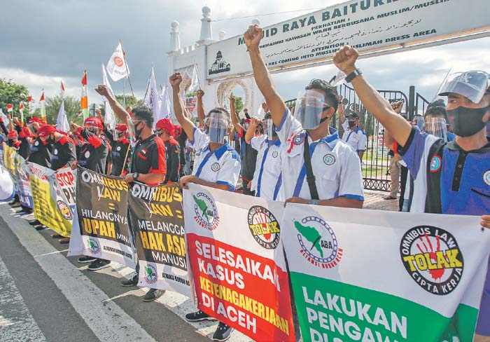 buruh-saat-aksi-menolak-omnibus-law-di-banda-aceh-selasa-2582020-para.jpg