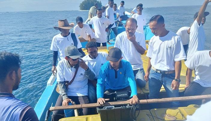 cara-penggunaan-alat-tangkap-ikan-Fishfinder-kepada-nelayan-Aceh-Barat-Daya.jpg