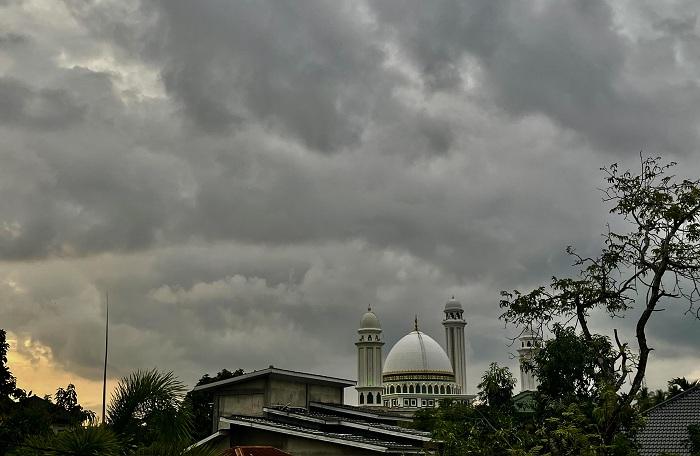 Awan Mendung Tebal Selimuti Langit Aceh Timur, BMKG Ingatkan Fenomena MJO