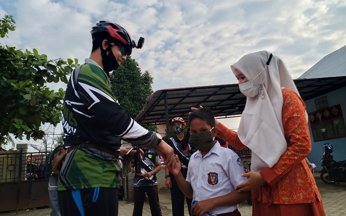 Sambil Gowes, Dandim 0103/Aceh Utara Bagi-bagi Masker Gratis di Sekolah
