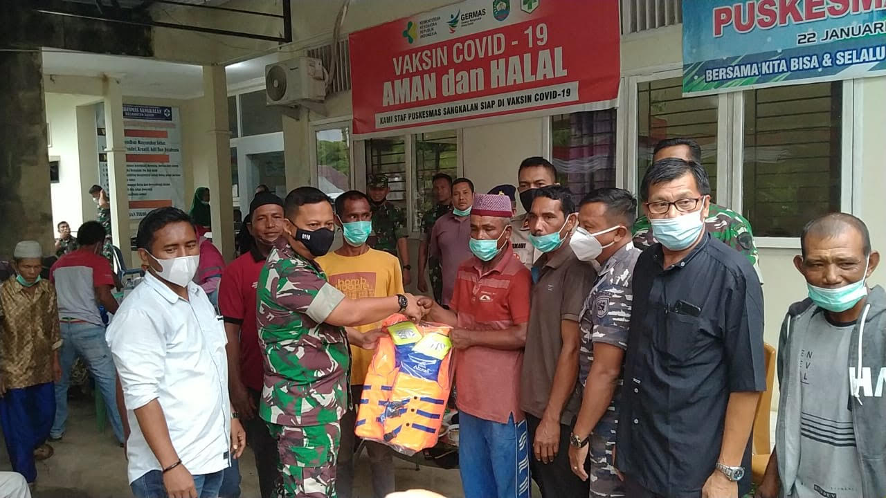 Dandim Abdya Serahkan Jaket Pelampung Untuk Nelayan