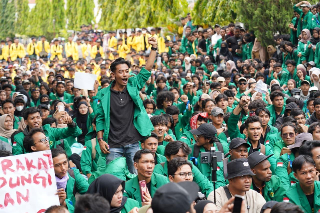 Komandan Korem (Danrem) 011/Lilawangsa, Kolonel Inf Ali Imran, menginstruksikan kepada TNI dan Polri yang bertugas pengamanan aksi demonstrasi oleh sejumlah mahasiswa, agar profesional waspada, namun tetap santun dan jangan terprovokasi.