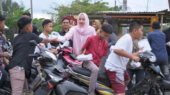 Peringati HUT Ke-3, Fotografer Aceh Jaya Bagi Takjil dan Santuni Anak Yatim