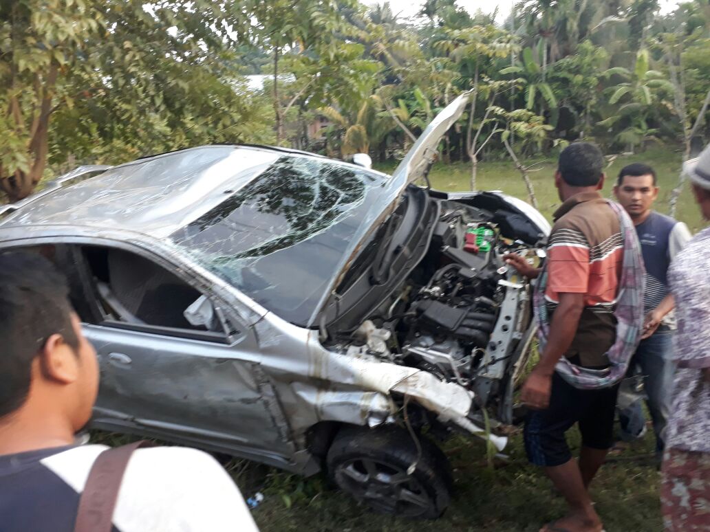 Datsun Rusak Berat Akibat Bertabrakan Dengan Becak di Pidie Jaya