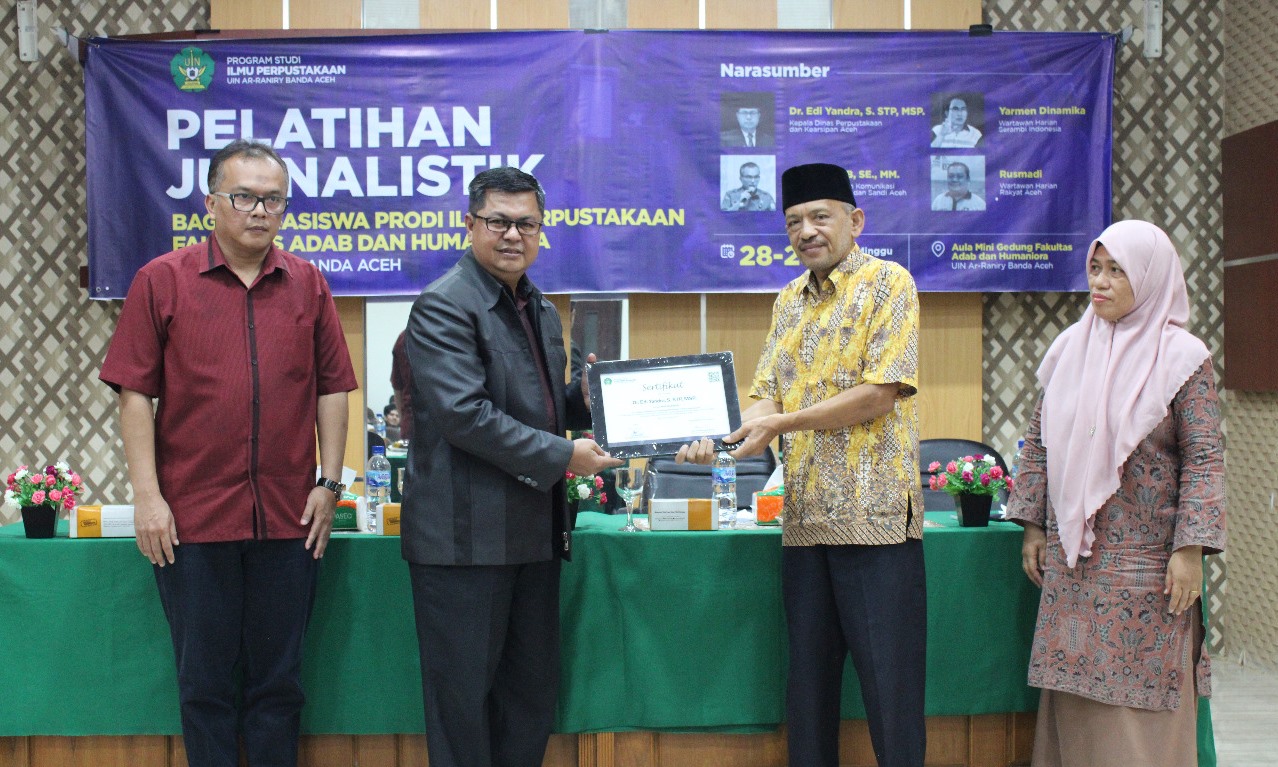 dekan-fah-uin-ar-raniry-banda-aceh-dan-ketua-prodi-ilmu-perpustakaan-menyerahkan-sertifikat.jpg