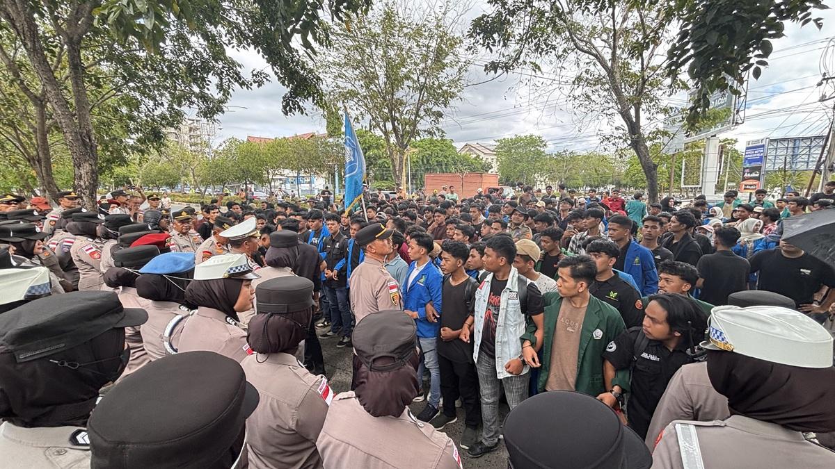 BREAKING NEWS - Ratusan Massa Kembali Demo Kantor Gubernur Aceh, Desak Cabut Pergub JKA