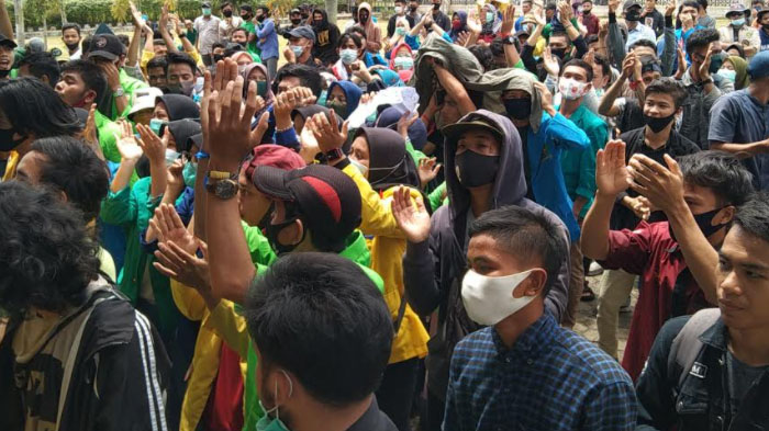Tolak Omnibus Law, Mahasiswa Aceh Singkil Unjuk Rasa ke Kantor DPRK