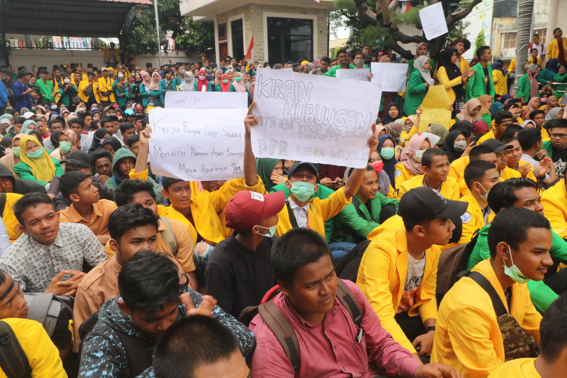 Ini Berbagai Tulisan Menggelitik dalam Poster Mahasiswa Saat Demo DPRK Lhokseumawe