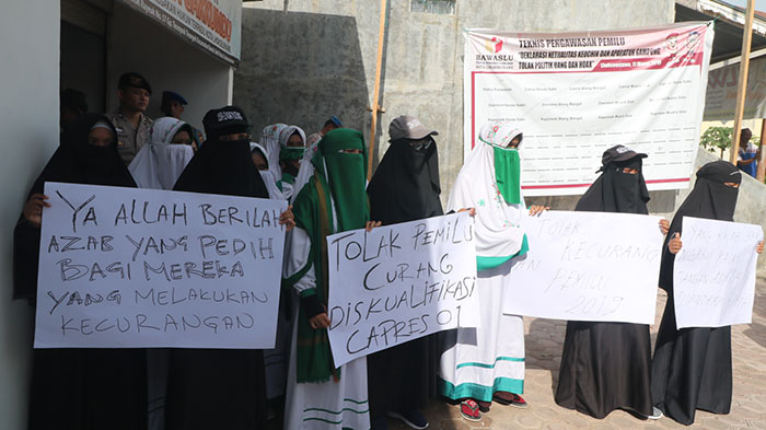 Massa Demo Kantor Panwaslih Lhokseumawe, Minta Capres/Cawapres 01 Didiskualifikasi