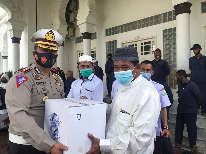 Ditlantas Polda Aceh Serahkan Sembako untuk Pengurus Masjid Raya Baiturrahman