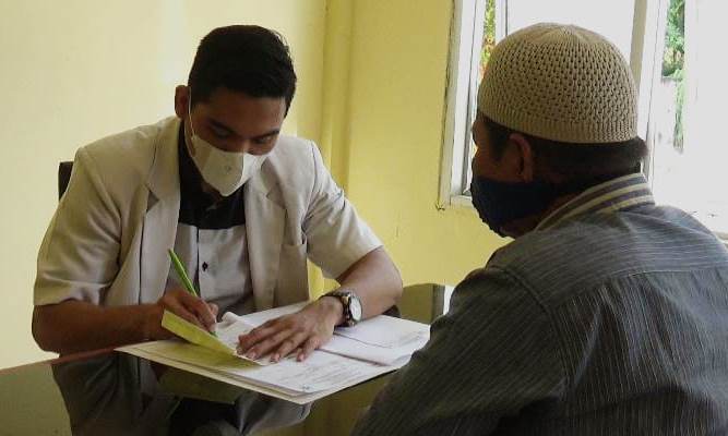 dokter-umum-di-puskesmas-singkohor-kabupaten-aceh-singkil-melayani-pasien.jpg