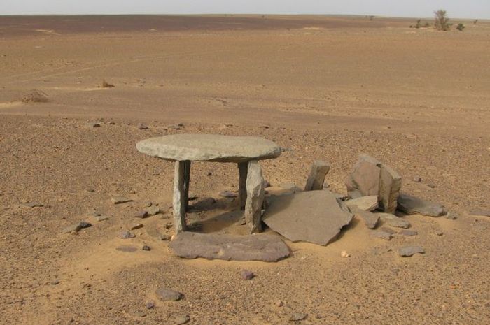 Penemuan Ratusan Struktur Batu Berusia Ribuan Tahun di Sahara Masih Menjadi Misteri
