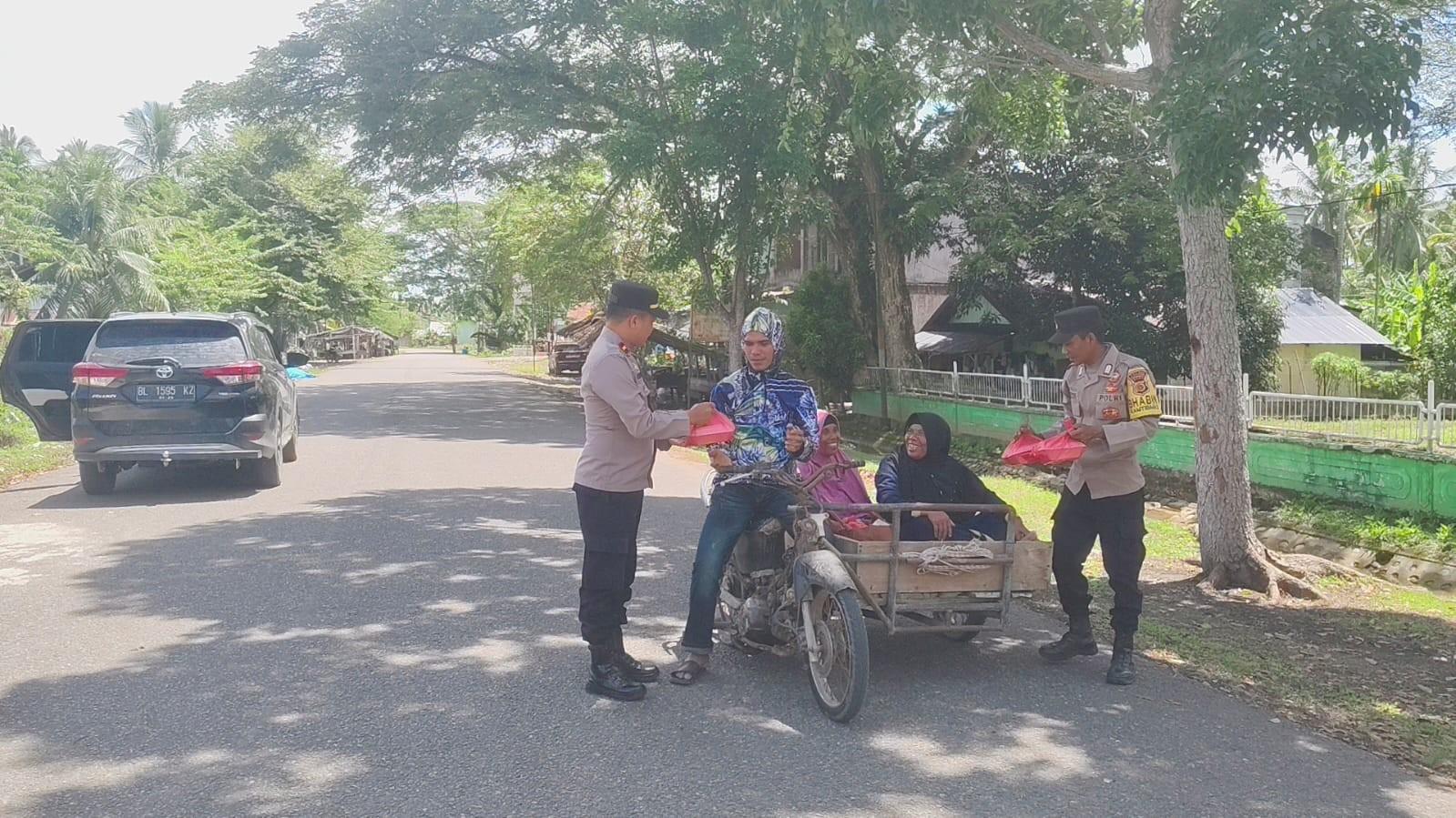 Donatur Program Geubibu Capai 2.000 Orang, Tiap Jumat Ipda Irvan Bagi Nasi 100 Kotak ke Warga Miskin