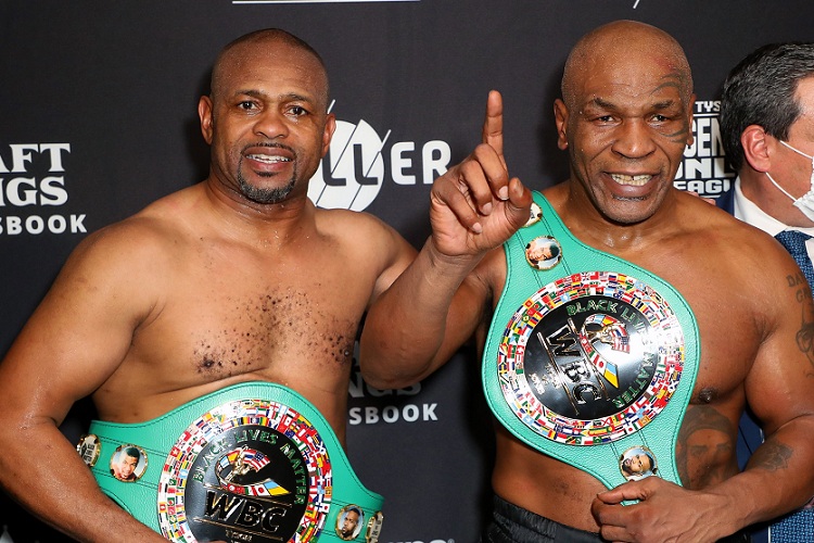duel-mike-tyson-vs-roy-jones-jr-di-staples-center-los-angeles-pada-minggu-29112020.jpg