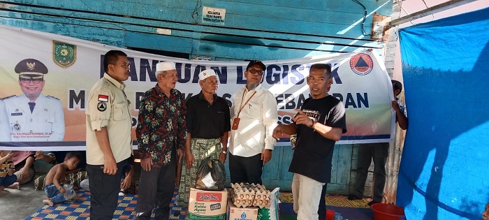emko-subulussalam-menyalurkan-bantuan-berupa-sembako-kepada-korban-kebakaran.jpg