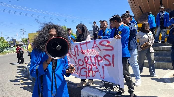 eorang-mahasiswa-Unigha-Sigli-berorasi-saat-dilakukan-unjuk-rasa-di-Bundaran-Tugu-Aneuk-Mulieng.jpg