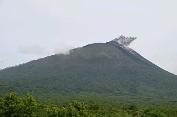 erupsi-Gunung-Ile.jpg