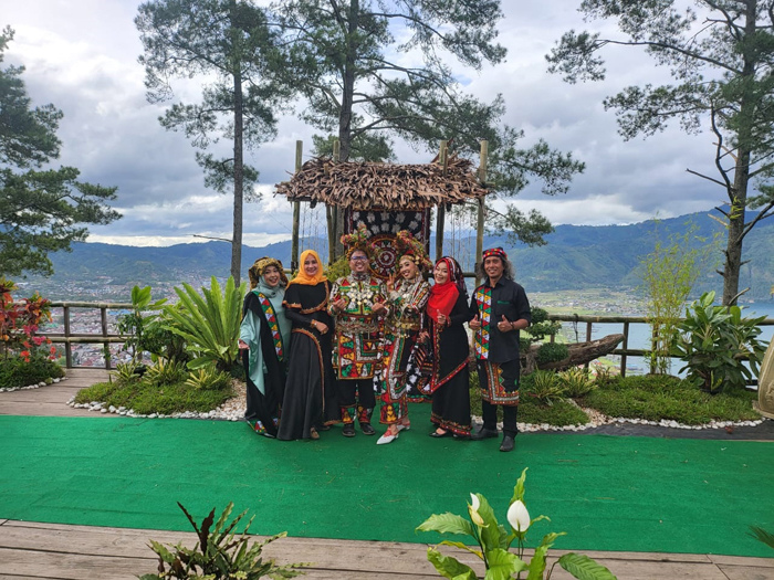 Darwati A Gani Kagumi Pelaminan Bur Telege di Pernikahan Putri Jurnalis Serambi Indonesia