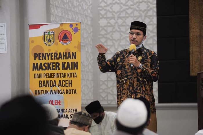 farid-nyak-umar-dalam-sebuah-pertemuan.jpg