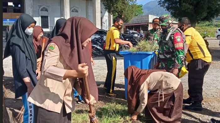 TNI/Polri Bersihkan Rumah Ibadah di Bener Meriah untuk Sambut Ramadhan