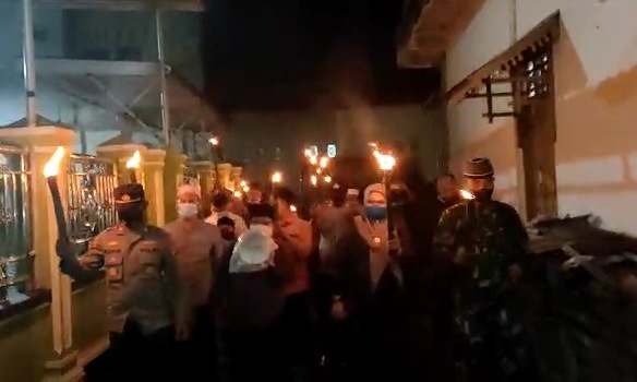 Respon imbauan Bupati Cegah Covid-19, Muspika dan Ratusan Warga Sakti Bawa Obor Baca Doa Tolak Bala