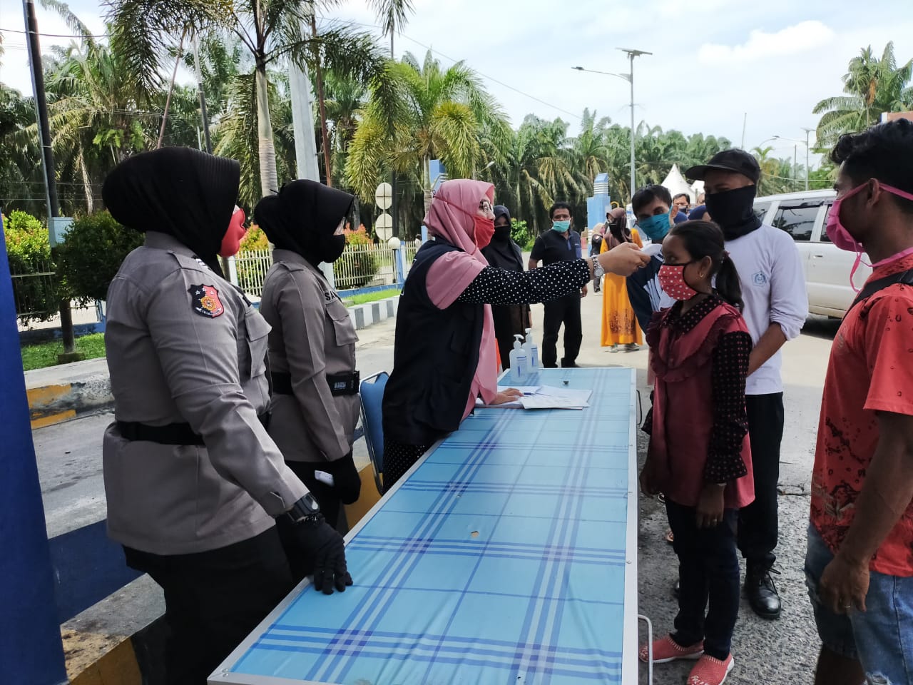 Wajibkan Petugas Shalat Jumat, Kapolres Aceh Tamiang Kerahkan Polwan Jaga Posko Perbatasan Covid-19