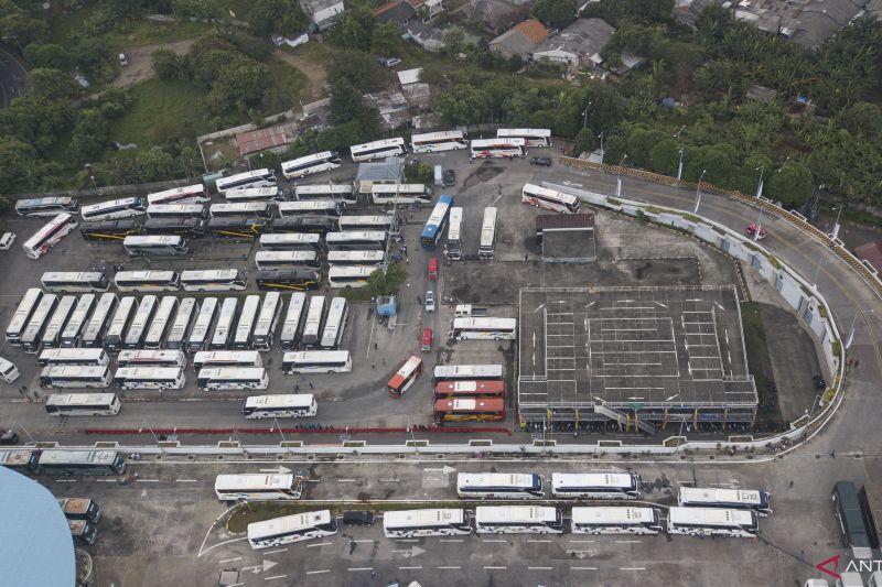 foto-udara-sejumlah-bus-program-mudik-gratis-dki-jakarta-parkir-di-terminal-pulogebang.jpg