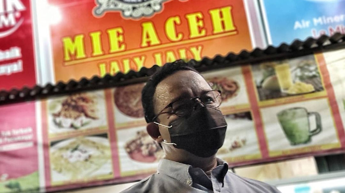 Gubernur DKI Jakarta Anies Baswedan Makan Mie Aceh Pinggir Jalan: Sungguh Lezat, Enaknya Kelewatan