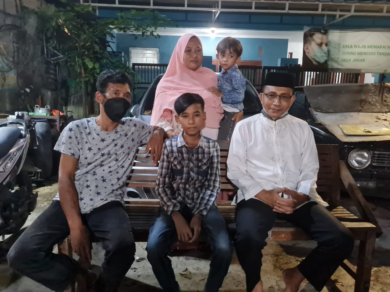 Haji Uma Bantu Sekeluarga Pulang ke Aceh, Ibu dan Anak Bocor Jantung Berlinang Air Mata