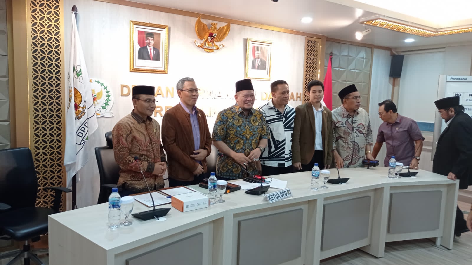 haji-uma-pimpinan-purt-dpd-ri-periode-2022-2023_a.jpg<pf>haji-uma-pimpinan-purt-dpd-ri-2022-2023.jpg<pf>haji-uma-menjadi-wakil-ketua-iii-purt-di-dpd-ri_2021.jpg