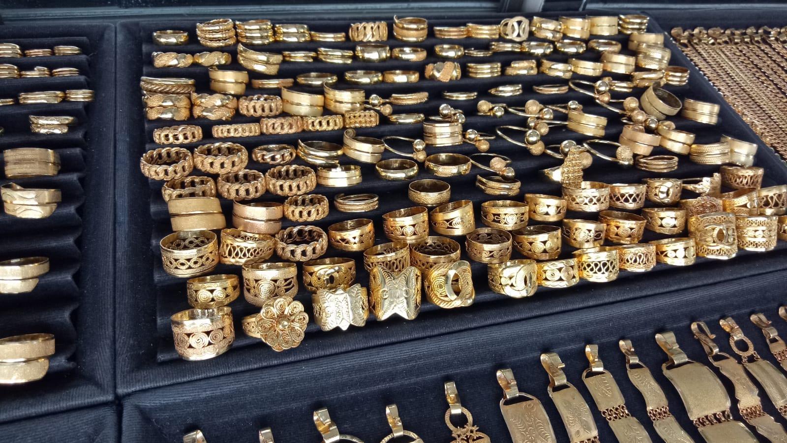 harga-emas-Pedagang-emas-di-Sigli-Pidie-memajang-perhiasan-emas-di-tokonya_.jpg
