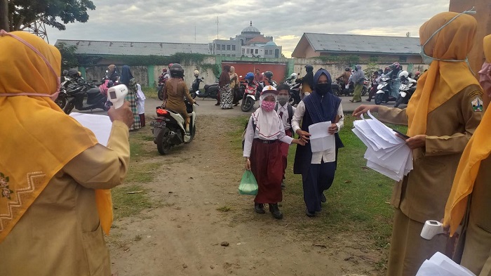 Hari Pertama Sekolah di Bireuen, Siswa Bawa Surat Izin dan Wajib Pakai Masker