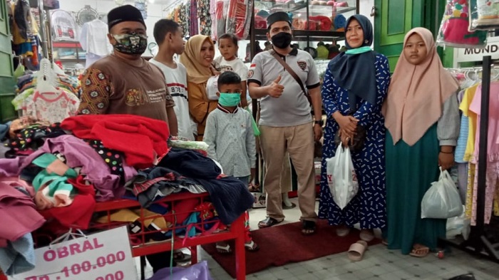 Belasan Anak dari Keluarga Kurang Mampu di Pidie Jaya Dapat Baju Baru Lebaran