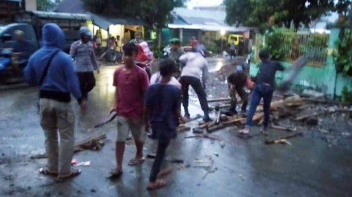 HP Pelajar Dirampas 3 OTK, Penduduk Desa Blokir Jalan, Desak Polisi Tangkap Pelaku